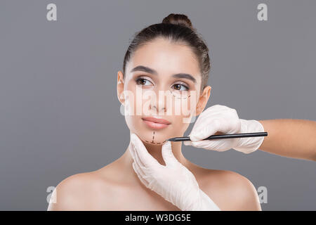 Arzt Kennzeichnung junge Frau Gesicht vor der kosmetische Chirurgie Stockfoto