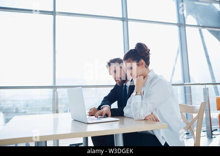 Business Meeting von zwei Partnern auf moderne Büro Stockfoto