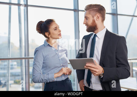 Paar sprechen während der Konferenz im modernen Büro Stockfoto
