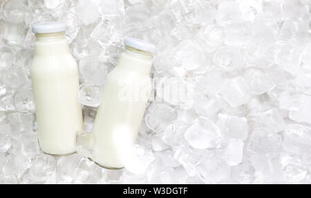 Weiß detox Drink für die Gewichtsreduzierung in Glas Flasche auf Eis Stockfoto