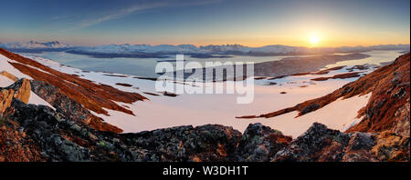 Stadt Tromsö - Panorama bei Sonnenuntergang Stockfoto