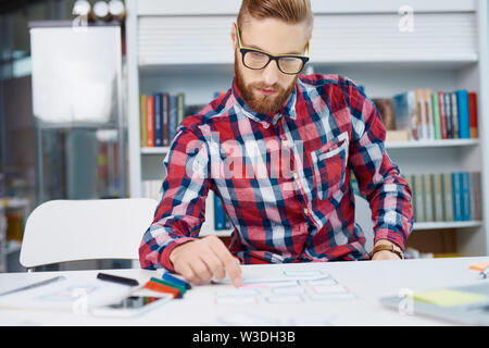 Freelance Web Designer arbeiten an neuen responsive Design Office im Büro Stockfoto