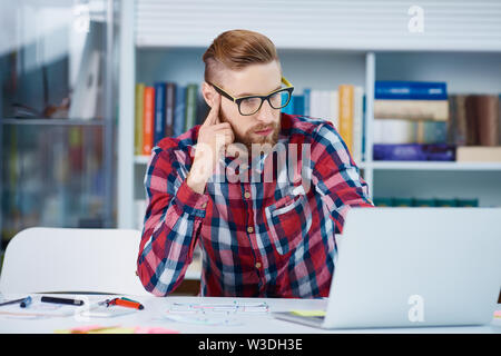 Designer Kontrolle online Ressourcen für neue startup Website Stockfoto