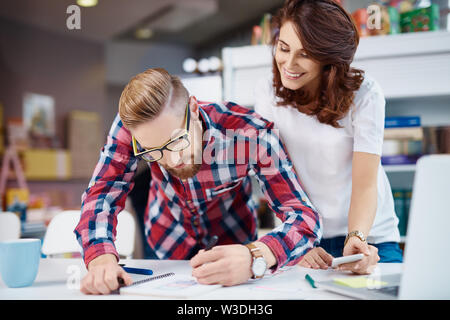 Zwei kreative Designer arbeiten gemeinsam an neuen Projekt Stockfoto