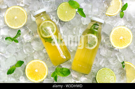 Gurke Minze erfrischende Limonade unter Zitronen auf Eis Stockfoto