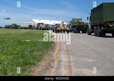 Us-Marines und Matrosen vor einem Laden Übung (LOADEX) auf Lager Elmore, Norfolk, Virginia, 10. Juli 2019. Us-Marines mit II Marine Expeditionary Force probten ein Laden Übung mit der US-Navy zu schnell Form, begeben und maritime Verteidigung Unterstützung der Zivilgesellschaft Athorities Operationen zur Unterstützung der US Northern Command bereitstellen. (U.S. Marine Corps Foto von Lance Cpl. Adaezia Chavez) Stockfoto