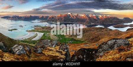 Dramatischer Sonnenuntergang über Lofoten mountain Stockfoto
