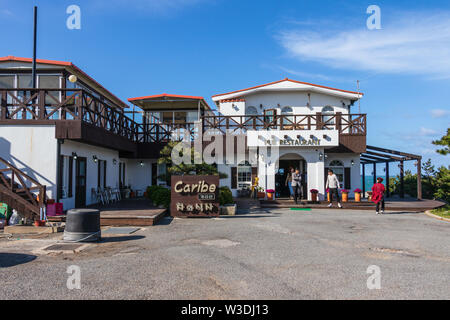 Pub Restaurant Caribe in Ganjeolgot mit Menschen in der Front. Östlichsten Punkt der Halbinsel in Ulsan, Südkorea. Asien Stockfoto