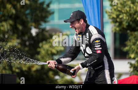 (190715) - TORONTO, 15. Juli 2019 (Xinhua) - der Team Penske Fahrer Simon Pagenaud von Frankreich sprays Champagner während der Verleihung des2019 Honda Indy Toronto der NTT IndyCar Series auf dem Platz in Toronto, Kanada, 14. Juli 2019. Das Team Penske Fahrer Simon Pagenaud von Frankreich beanspruchte den Titel mit einer Zeit von 1:30:16.4388. (Xinhua / Zou Zheng) Stockfoto