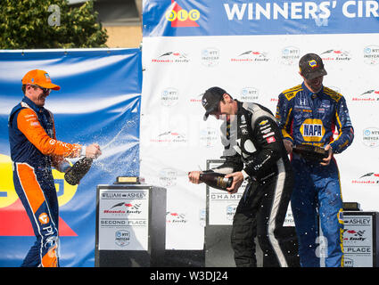 (190715) - TORONTO, 15. Juli 2019 (Xinhua) - der Team Penske Fahrer Simon Pagenaud (C) der Frankreich und Chip Ganassi Racing Fahrer Scott Dixon (L) von Neuseeland spray Champagner einander bei der Verleihung der 2019 Honda Indy Toronto der NTT IndyCar Series auf dem Platz in Toronto, Kanada, 14. Juli 2019. Das Team Penske Fahrer Simon Pagenaud von Frankreich beanspruchte den Titel mit einer Zeit von 1:30:16.4388. (Xinhua / Zou Zheng) Stockfoto