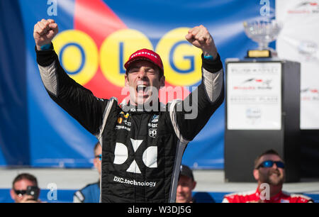 (190715) - TORONTO, 15. Juli 2019 (Xinhua) - der Team Penske Fahrer Simon Pagenaud von Frankreich feiert Sieg während der Verleihung des2019 Honda Indy Toronto der NTT IndyCar Series auf dem Platz in Toronto, Kanada, 14. Juli 2019. Das Team Penske Fahrer Simon Pagenaud von Frankreich beanspruchte den Titel mit einer Zeit von 1:30:16.4388. (Xinhua / Zou Zheng) Stockfoto