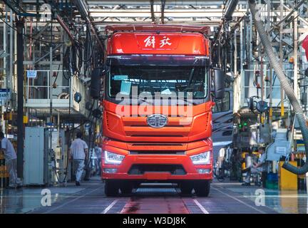 (190715) - CHANGCHUN, 15. Juli 2019 (Xinhua) - Foto am 12. Juni 2019 zeigt eine FAW Jiefang J7 Lkw bereit, das Fließband in Changchun, Hauptstadt der Provinz Jilin im Nordosten Chinas. Chinas BIP um 6,3 Prozent im Vergleich zum Vorjahr im ersten Halbjahr 2019 auf etwa 45.09 Billion Yuan (etwa 6,6 Billionen US-Dollar) und Daten aus dem Nationalen Amt für Statistik zeigte Montag. Das Wachstum wurde im Einklang mit der jährlichen Ziel der Regierung von 6-6,5 Prozent für 2019 gesetzt. Im zweiten Quartal stieg das BIP des Landes 6,2 Prozent über Vorjahr, niedriger als 6,4 Prozent in den ersten Stockfoto