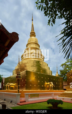 Die schöne gold Chedi mit aufstrebenden Elefanten im Wat Phra Sing in Chiang Mai, Thailand. Stockfoto