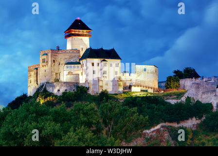 Schloss bei Nacht in Trencin, Slowakei Stockfoto