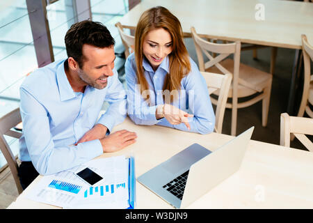 Zwei junge Fachleute, die an einem Projekt Stockfoto