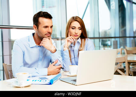 Zwei junge Profis vor einem Laptop konzentrieren. Stockfoto