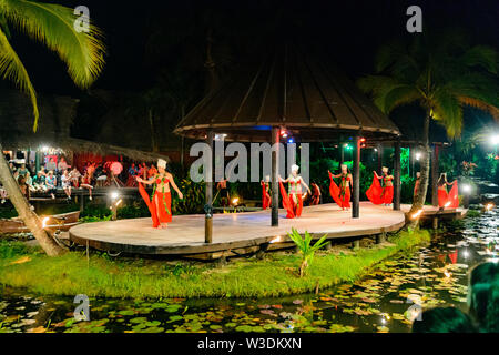 Polynesische Frauen tanzen auf einer schwimmenden Bühne in der beliebten touristischen Zeigen von Te Vara Nui Dorf, das Fest, Rarotonga, Cook Inseln, Polynesien Stockfoto