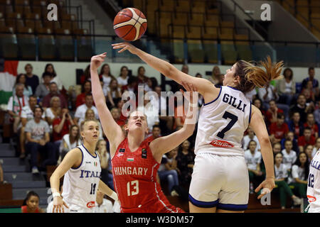 (190715) - SARAJEVO, 15. Juli 2019 (Xinhua) - Reka Dombai (C) der Ungarn konkurriert gegen Caterina Gilli (R) von Italien während des Finales der FIBA U 18-Europameisterschaft der Frauen 2019 in Sarajewo, Bosnien und Herzegowina, 14. Juli 2019. Italien gewann 70-62. (Xinhua / nedim Grabovica) Stockfoto