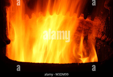 Ofen mit Feuer Stockfoto