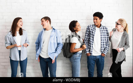 Diverse Studenten Freunde sprechen in der Nähe von Wall, in Pause Stockfoto