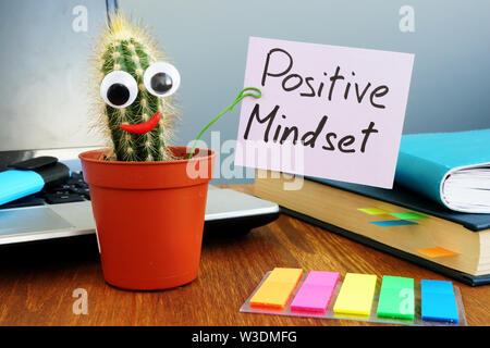 Lustige cactus Holding unterzeichnen Positive Einstellung. Stockfoto