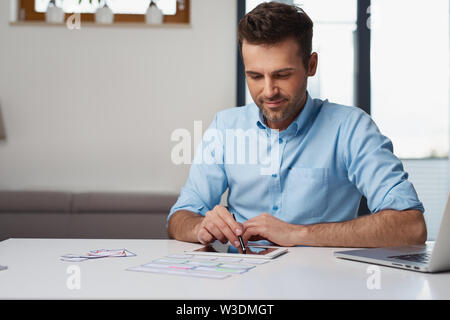 Portrait von lächelnden Web Entwickler arbeiten auf der website design im Home Office Stockfoto