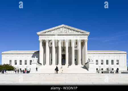 Der Oberste Gerichtshof der Vereinigten Staaten an einem sonnigen Frühlingstag in Washington DC. Die derzeit von neun Richtern auf Lebenszeit ernannt. Stockfoto