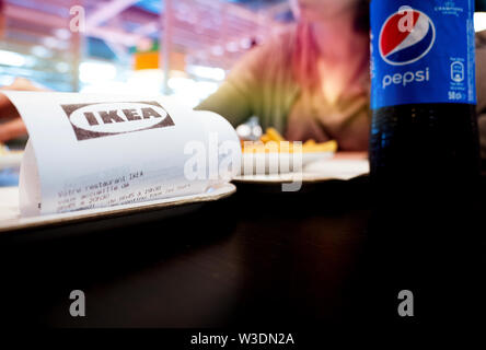 Straßburg, Frankreich - ca. 2019: IKEA Papier eingangs als Frau im IKEA Restaurant Pommes frites und schwedische Fleischbällchen trinken Pepsi süsses Getränk isst Stockfoto