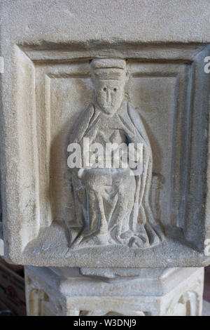 Eine alte steinerne Abbildung geschnitzt, sagte einer der vier Evangelisten, auf die Schriftart an Allerheiligen Kirche, Morston, Norfolk, Großbritannien Stockfoto