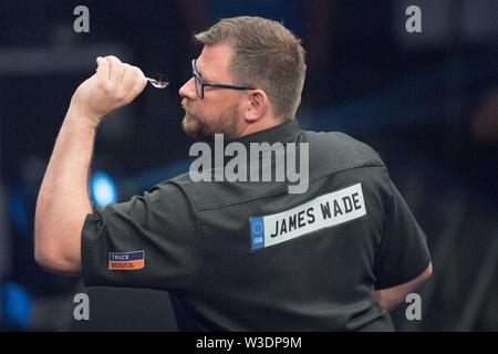 Köln, Deutschland. 14. Juli, 2019. James Wade (GER) wirft, Aktion, halbe Länge, Deutsche Dart Meister, am 13.07.2019 in der Lanxess Arena in Köln/Deutschland. | Verwendung der weltweiten Kredit: dpa/Alamy leben Nachrichten Stockfoto