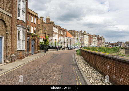 Norden Brink, Wisbech, Cambridgeshire, UK; feine Terrassen der georgianischen Häuser am Ufer des Flusses Nene. Stockfoto