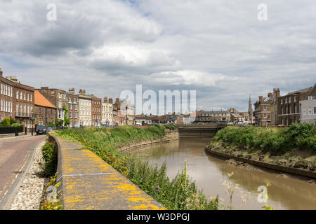 Norden Brink, Wisbech, Cambridgeshire, UK; feine Terrassen der georgianischen Häuser am Ufer des Flusses Nene. Stockfoto