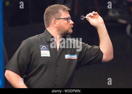 James Wade (GER) wirft, Aktion, halbe Länge, Deutsche Dart Meister, am 13.07.2019 in der Lanxess Arena in Köln/Deutschland. | Verwendung weltweit Stockfoto