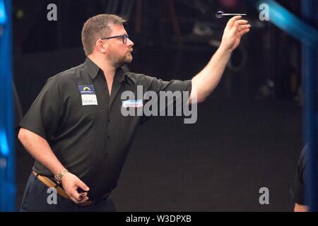 James Wade (GER) wirft, Aktion, halbe Länge, Deutsche Dart Meister, am 13.07.2019 in der Lanxess Arena in Köln/Deutschland. | Verwendung weltweit Stockfoto