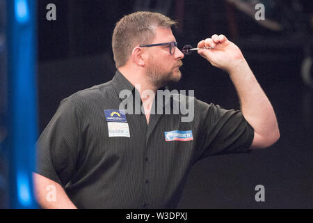 James Wade (GER) wirft, Aktion, halbe Länge, Deutsche Dart Meister, am 13.07.2019 in der Lanxess Arena in Köln/Deutschland. | Verwendung weltweit Stockfoto