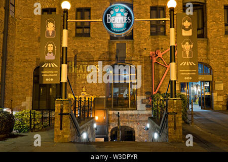 Die Beatles Story in Liverpool's Royal Albert Dock in der Nacht. Stockfoto