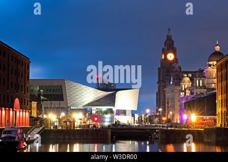 Liverpool waterfront Gebäude beleuchtet bei Nacht Stockfoto