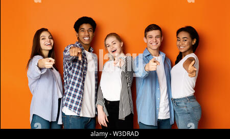 Happy school Freunde Pointing Finger an Kamera Stockfoto