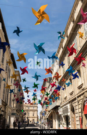 Arles, Frankreich - 27. Juni 2017: Straße dekoriert mit bunten Sterne in Arles, Provence. Frankreich Stockfoto