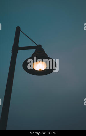 Low Angle View einer Straßenlaterne in der Dämmerung, mit einem klaren Himmel im Hintergrund Stockfoto