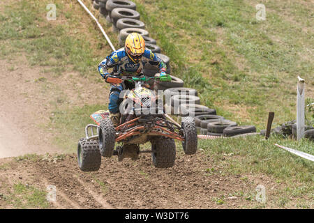 BREZOVA NAD SVITAVOU, TSCHECHISCHE REPUBLIK - 15. JUNI 2019: Vorderansicht des quad Fahrer im Rennen Internationale Meisterschaft der Tschechischen Republik in Qua springen Stockfoto