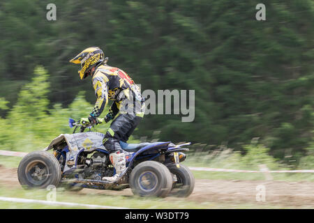 BREZOVA NAD SVITAVOU, TSCHECHISCHE REPUBLIK - 15. Juni 2019 : das Panning Seitenansicht des quad Fahrer in internationalen Meisterschaft der Tschechischen Republik im Quad2019 in Stockfoto
