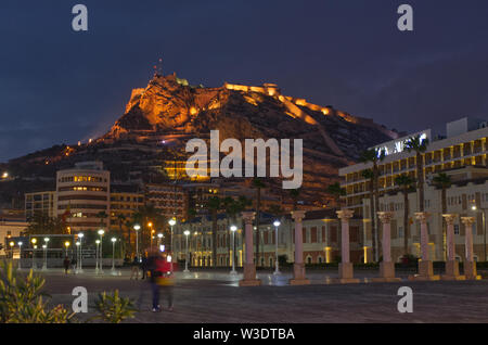 Blick auf die Burg Santa Barbara aus dem Hafen. Nachts mit Flutlicht. Alicante, Spanien Stockfoto