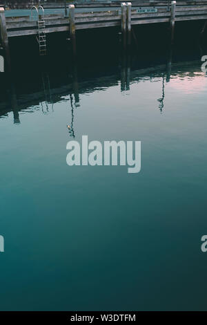 Morgen Bild von Leitern in Woolloomooloo Wharf, mit noch, flaches Wasser, in dem die Reflexion Stockfoto