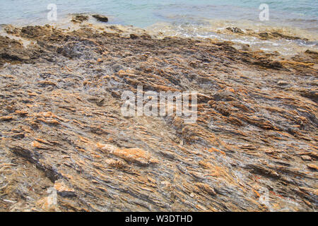 Nahaufnahme der sedimentären Felsen Oberflächenstruktur auf Meer. Stockfoto