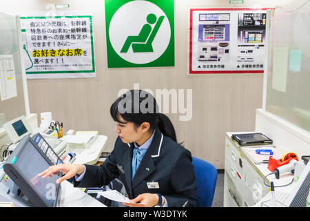 Japan, Honshu, Tokio, Yurakacho, Japan Railways (JR), Yurakacho Station, Fahrkartenverkäufer Stockfoto