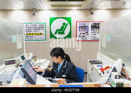 Japan, Honshu, Tokio, Yurakacho, Japan Railways (JR), Yurakacho Station, Fahrkartenverkäufer Stockfoto