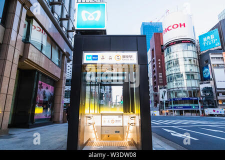 Japan, Honshu, Tokyo, Ginza, in der Straße U-Bahn Eingang Stockfoto