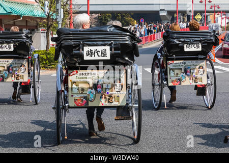 Japan, Honshu, Tokyo, Asakusa, Ältere westliche Touristen Reiten in Rikschas Stockfoto