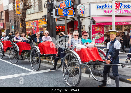 Japan, Honshu, Tokyo, Asakusa, Ältere westliche Touristinnen Reiten in Rikschas Stockfoto